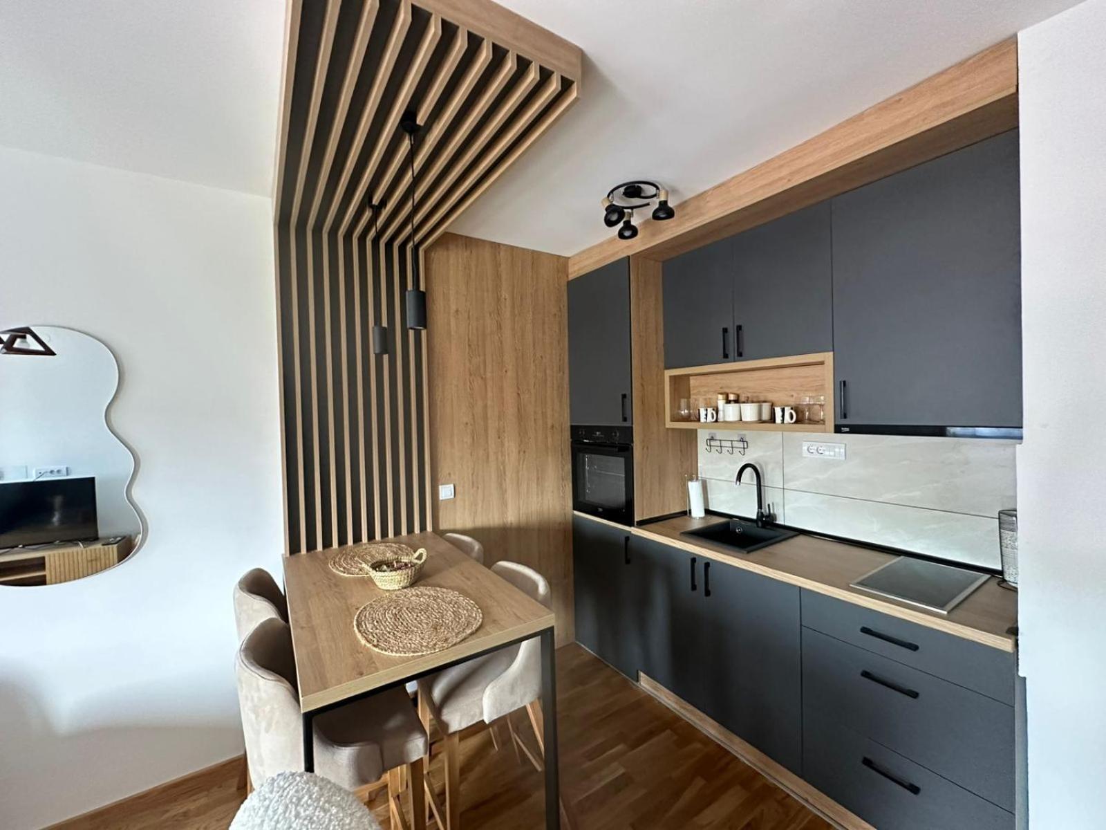 Apartment 0404 *